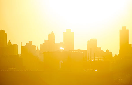 Red de Seguimiento de los CDC en acción El horizonte de Atlanta apenas es visible a través de la bruma y el sol brillante.
