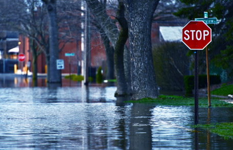 Consejos para protegerse en caso de inundación Una calle en un pequeño distrito de negocios completamente inundada por agua