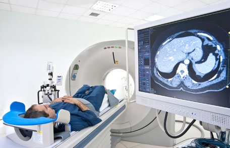 La radiación en la medicina Una paciente recibiendo una tomografía computarizada en un hospital.