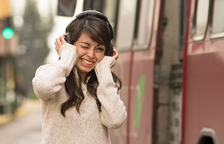 Los ruidos fuertes dañan la audición Un adolescente escuchando música a través de auriculares