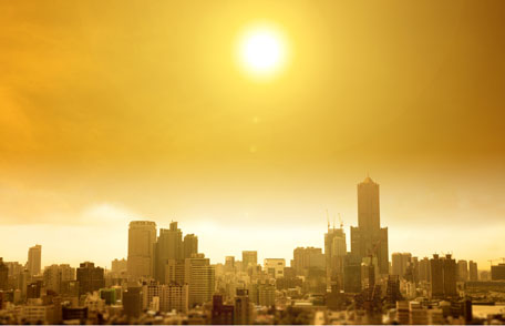 Un sol radiante resplandece sobre una gran ciudad.