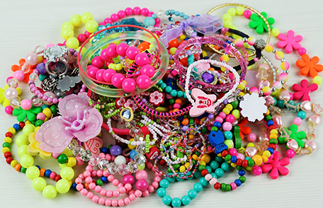 Un montón de joyas de plástico de colores