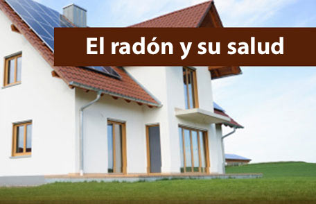 Protéjase y proteja a su familia contra el radón Una casa de dos pisos rodeada de exuberante hierba verde. El texto "radón y tu salud" está en la parte superior de la imagen.