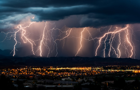 Los rayos y la seguridad Una gran tormenta con muchos rayos cayendo al suelo.