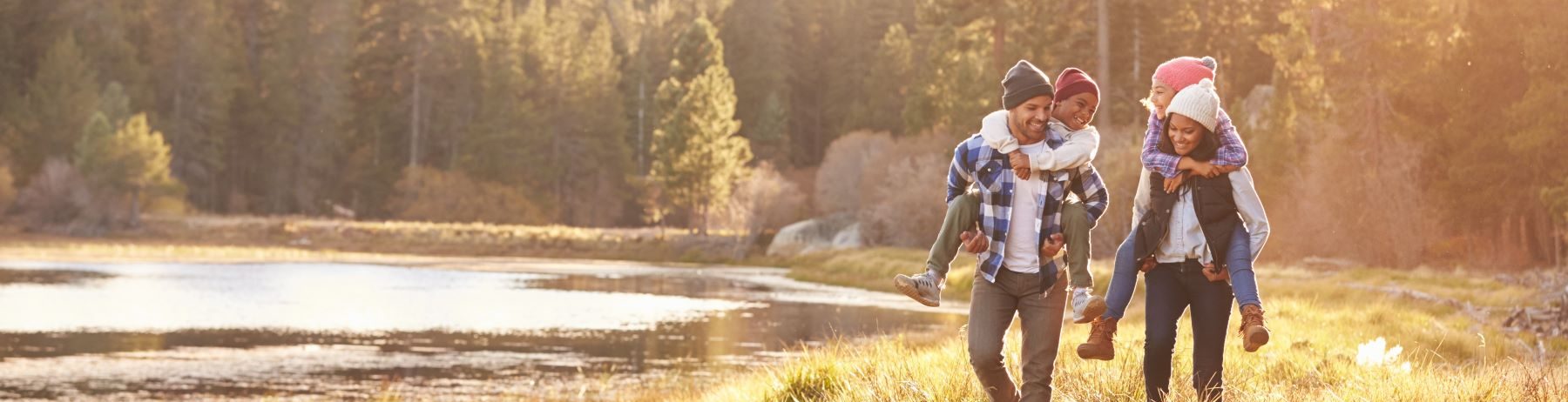Cómo el óxido de etileno puede afectar su salud Padres llevando niños a caballito durante un paseo por un lago