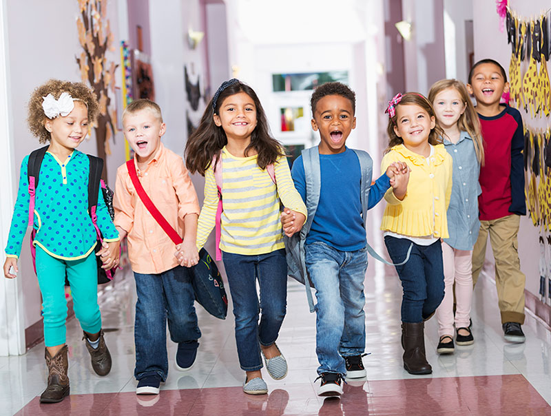 niños tomados de la mano niños tomados de la mano