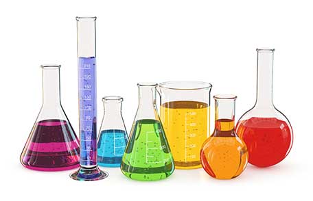 Tubos de ensayo de varias formas llenos de líquidos de diferentes colores.