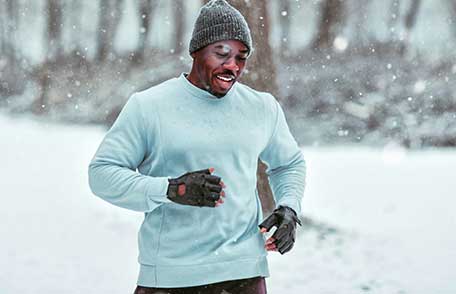 Odio El Frío. El Hombre Usa Ropa De Invierno. Hombre Listo Para Celebrar  Las Vacaciones De Invierno. Te Mantiene Caliente En Esta Temporada De  Vacaciones. Patea Frío Antes De Que Te Patee