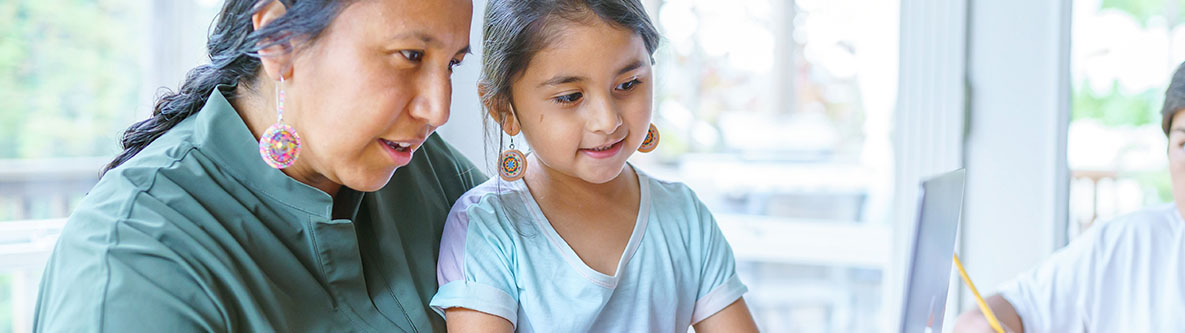 Mamá trabajando desde casa con niños educados en casa Mamá trabajando desde casa con niños educados en casa