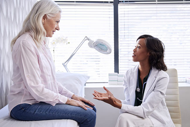 Paciente hablando con su proveedor de atención médica 