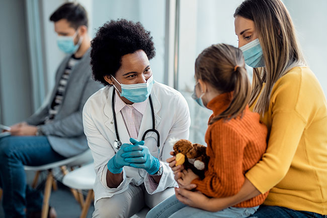 Proveedor de atención médica hablando con una familia